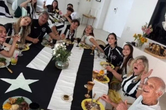 Flávia Alessandra reúne família para festejar título e bandeira do Botafogo vira toalha de mesa  -  (crédito: Foto: Reprodução redes sociais )