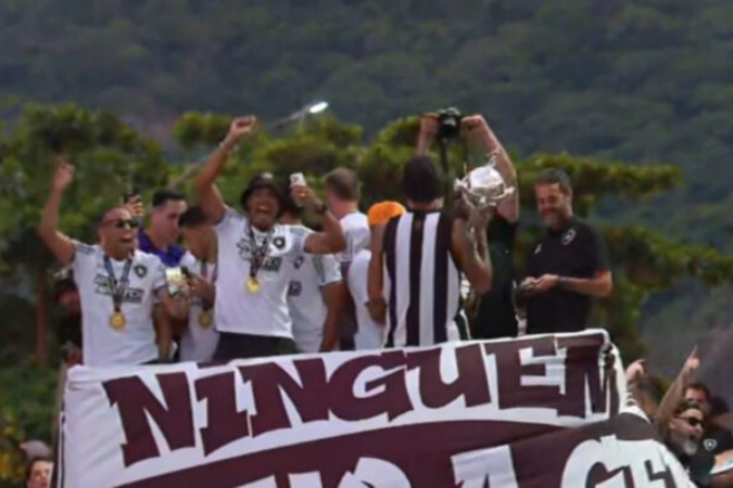 Jogadores do Botafogo festejados pela torcida na chegada ao Rio -  (crédito: Foto: Carlos Mello/Jogada10)