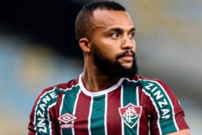 SAMUEL XAVIER- Mal perdendo disputas contra Cuello. Um pouco melhor na etapa final, participou do gol de Árias. Saiu na reta final. NOTA 5,0. Foto: Lucas Merçon/Fluminense