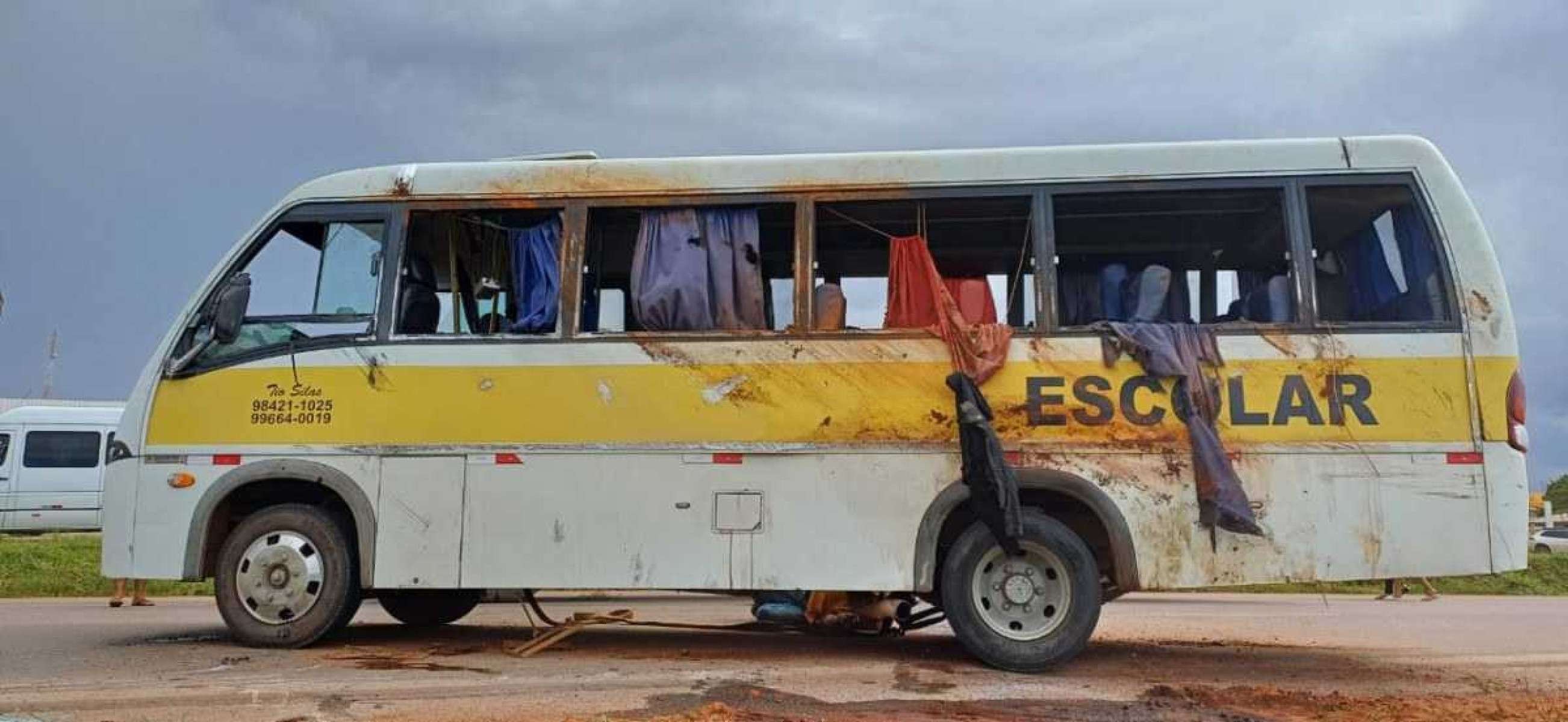 Micro-ônibus que tombou na BR-070 era de pastor que levava fiéis a batizado