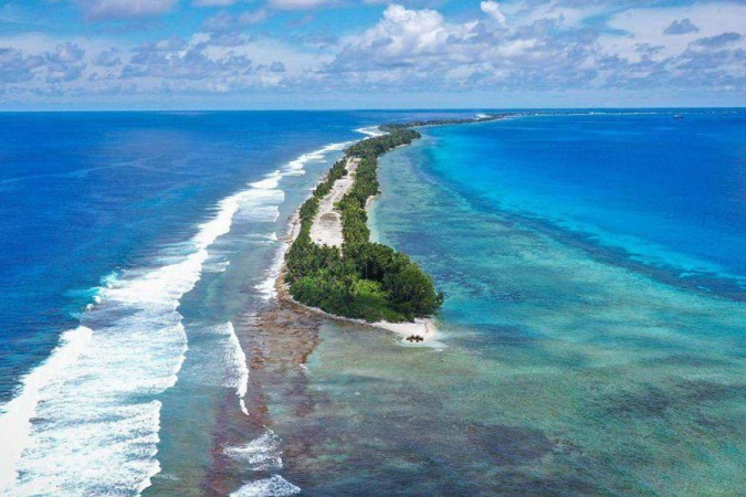 Grande parte de Tuvalu, incluindo muitas casas e sua infraestrutura, irá ficar abaixo da linha da maré alta até 2050. -  (crédito: Alamy)