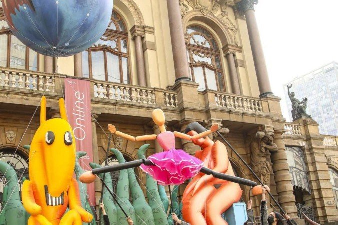 Os bonecos da companhia Pia Fraus têm grandes dimensões e muito colorido