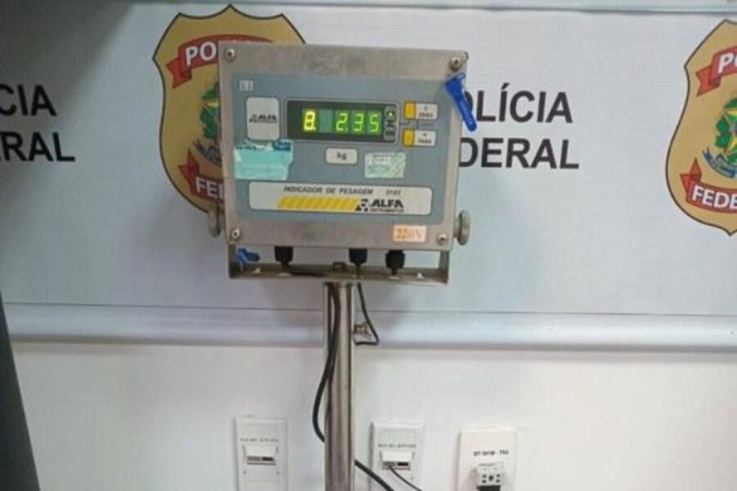 Mulher escondia 2,3 kg de cocaína em fundo falso da bagagem despachada -  (crédito: Polícia federal/Divulgação)