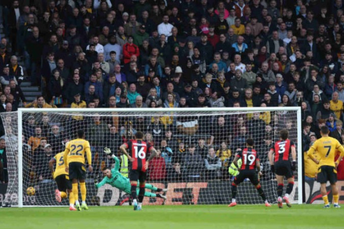  WOLVERHAMPTON, ENGLAND - NOVEMBER 30: Justin Kluivert of AFC Bournemouth scores his team's third goal from a penalty kick as Jose Sa of Wolverhampton Wanderers fails to make a save during the Premier League match between Wolverhampton Wanderers FC and AFC Bournemouth at Molineux on November 30, 2024 in Wolverhampton, England. (Photo by Carl Recine/Getty Images)
      Caption  -  (crédito:  Getty Images)