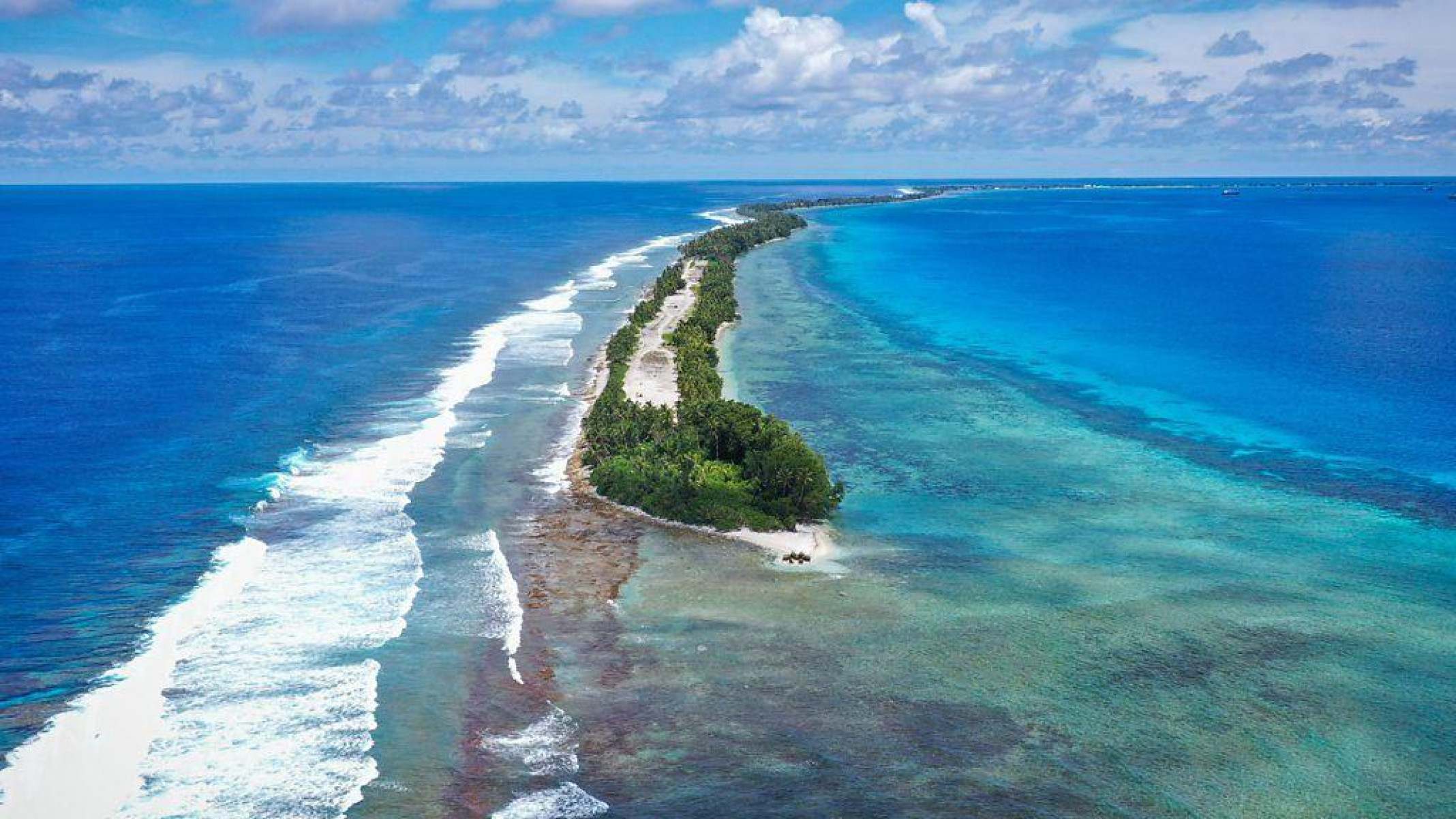 Grande parte de Tuvalu, incluindo muitas casas e sua infraestrutura, irá ficar abaixo da linha da maré alta até 2050. -  (crédito: Alamy)