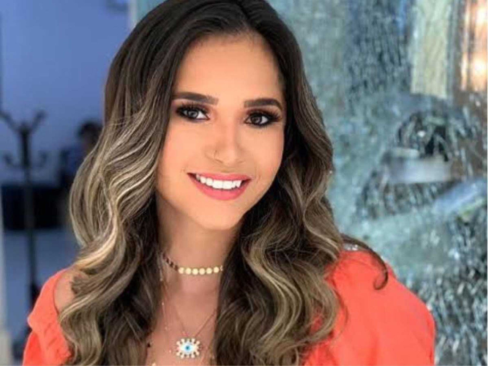 Gizelly Bicalho dá show de estrelimo nos bastidores da Record 