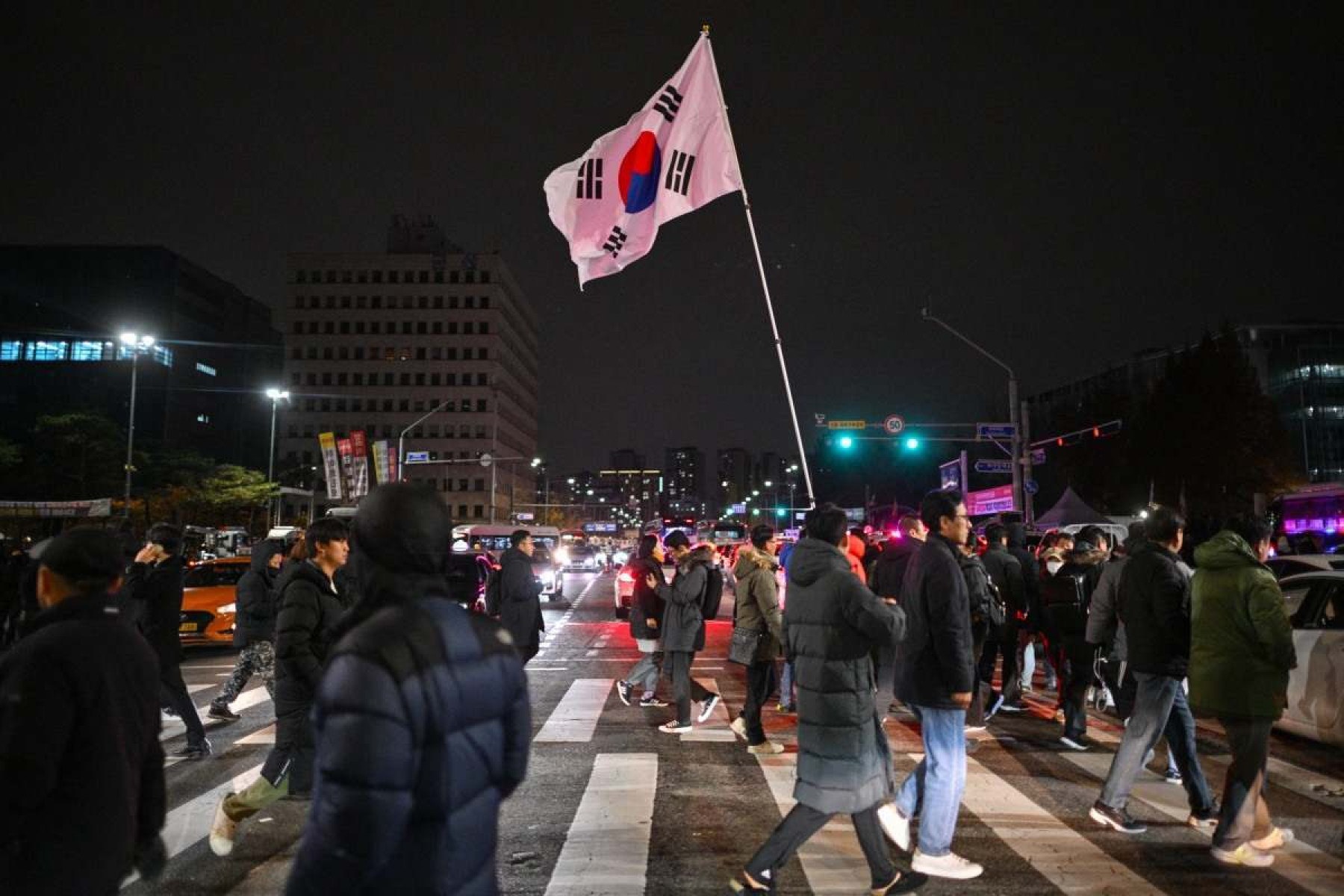 População toma as ruas da Coreia do Sul, após a decretação de lei marcial pelo presidente      