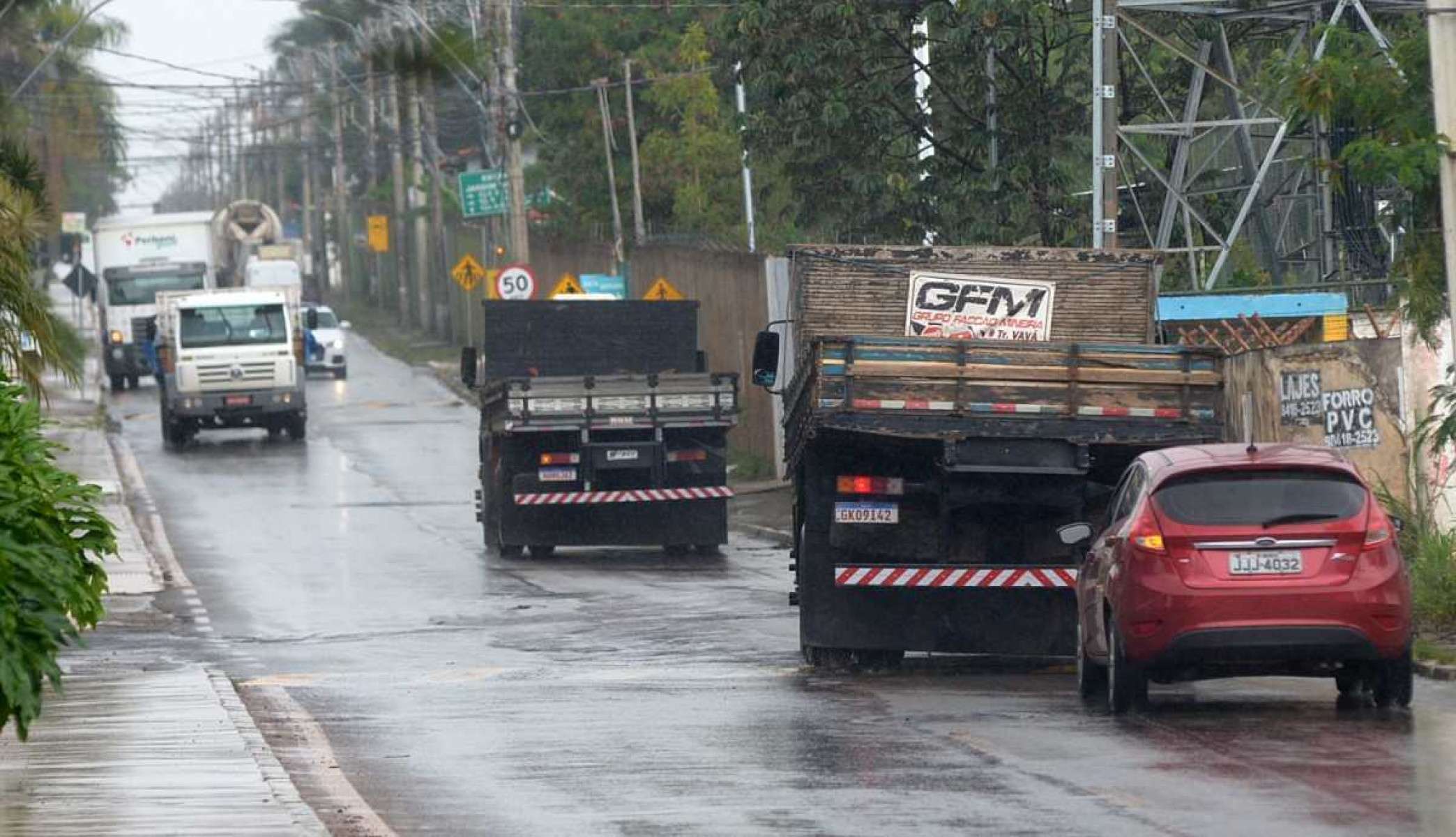 Moradores do Jardim Botânico reclamam de fluxo intenso de caminhões