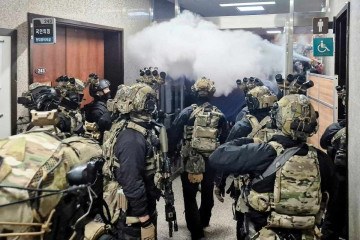 Militares tentam entrar no salão principal da Assembleia Nacional em Seul depois que o presidente da Coreia do Sul, Yoon Sukyeol, declarou lei marcial -  (crédito:  AFP)