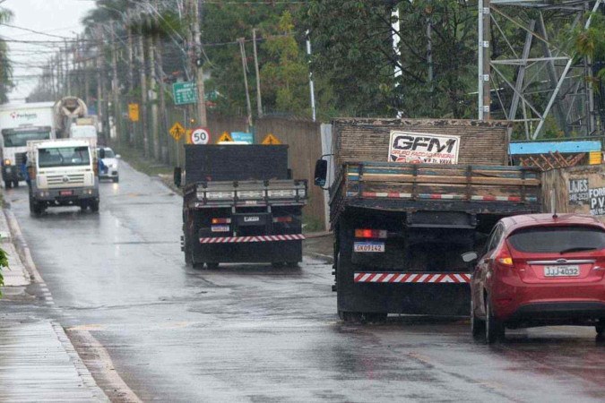  Trafégo pesado de caminhões em pista simples e cheia de curvas no Jardim Botânico aumenta insegurança no trânsito, dizem moradores -  (crédito:  Ed Alves/CB/DA.Press)