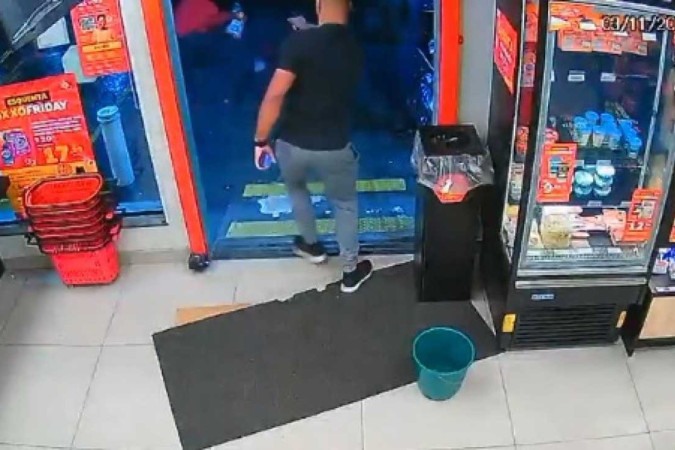 Policial deu 11 tiros em jovem que furtou quatro pacotes de sabão de um mercado. Assassinato foi no começo de novembro -  (crédito: Reprodução de vídeo/redes sociais)