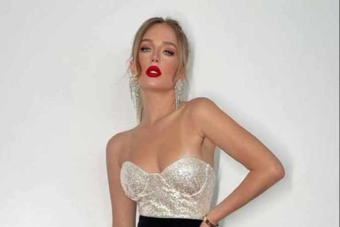 O batom vermelho e a blusa tomara que caia transformaram a pantalona em um item super fashionista 