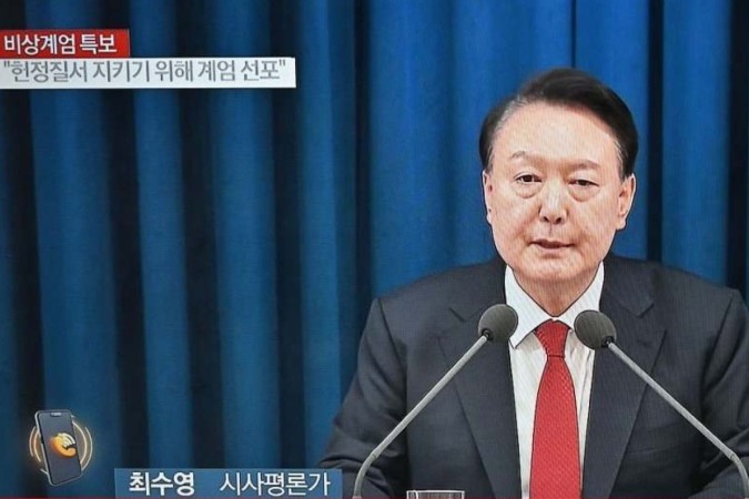 Uma tela de televisão mostra o presidente da Coreia do Sul, Yoon Suk Yeol       -  (crédito: JUNG YEON-JE / AFP)