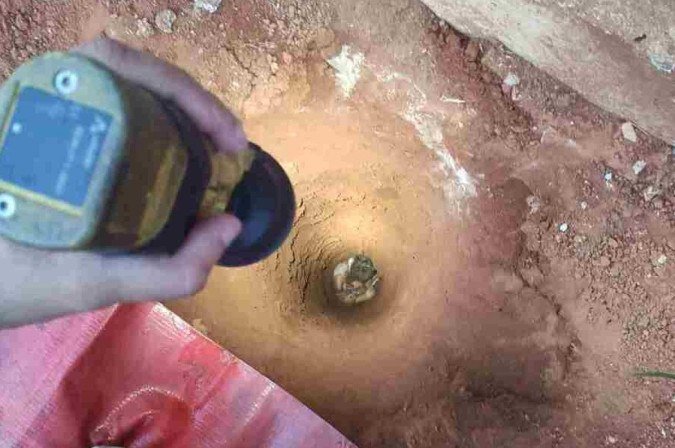 Criança de 2 anos cai em buraco de 4 metros de profundidade em obra