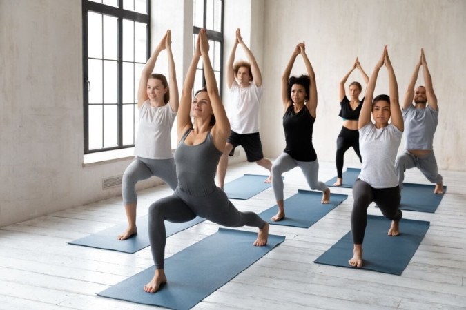 O yoga promove a conexão entre corpo e mente (Imagem: fizkes | Shutterstock) -  (crédito: EdiCase)