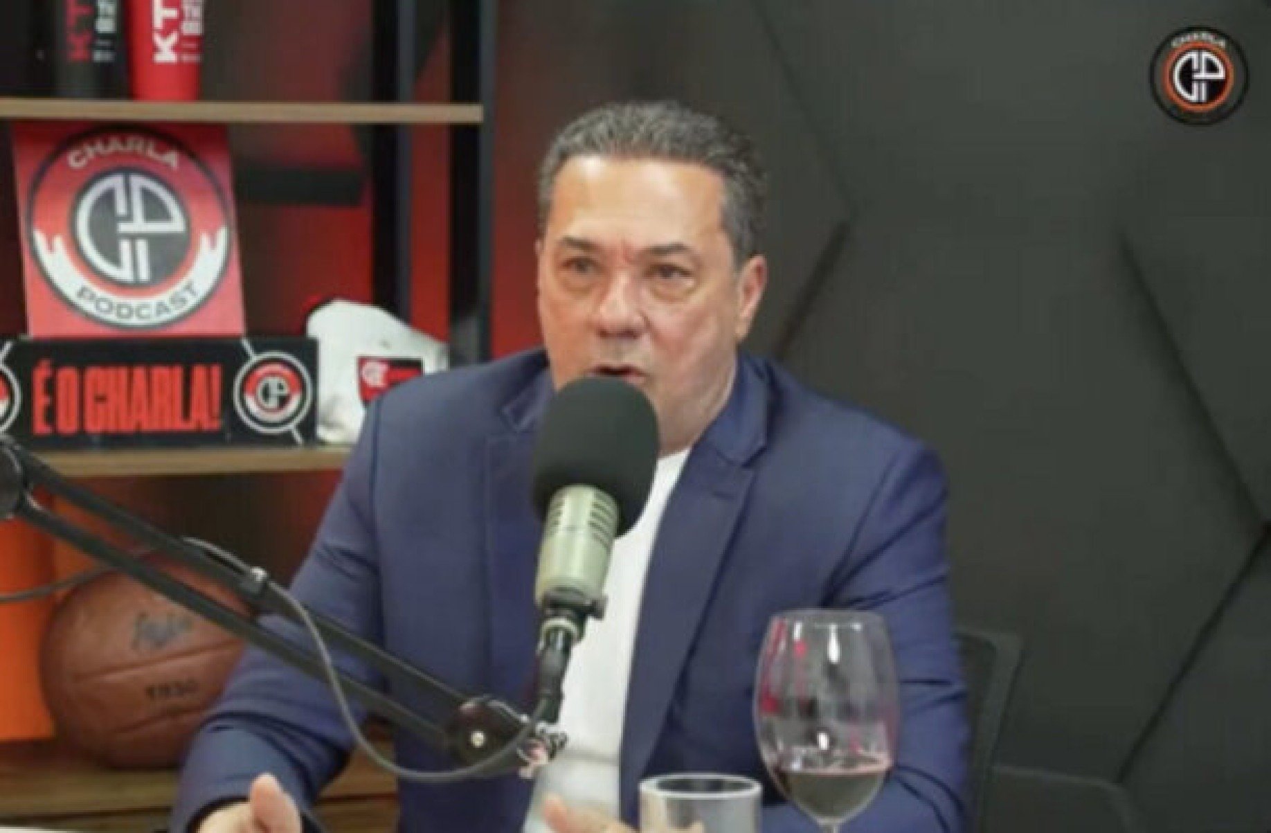 Luxemburgo causa polêmica com narrador: ???Por que sou mercenário e ele não????