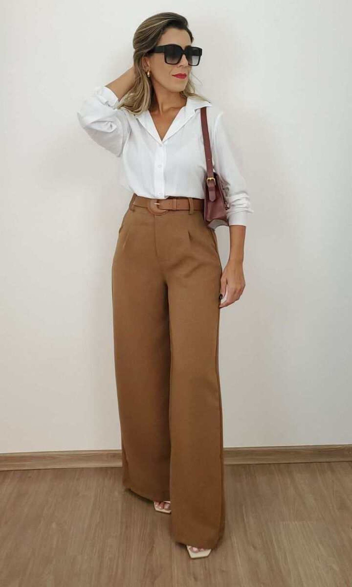 Aqui, a pantalona fica simples e elegante, combinada com uma camisa. Mas uma regata estilosa por dentro pode ser o segredo para um look informal 