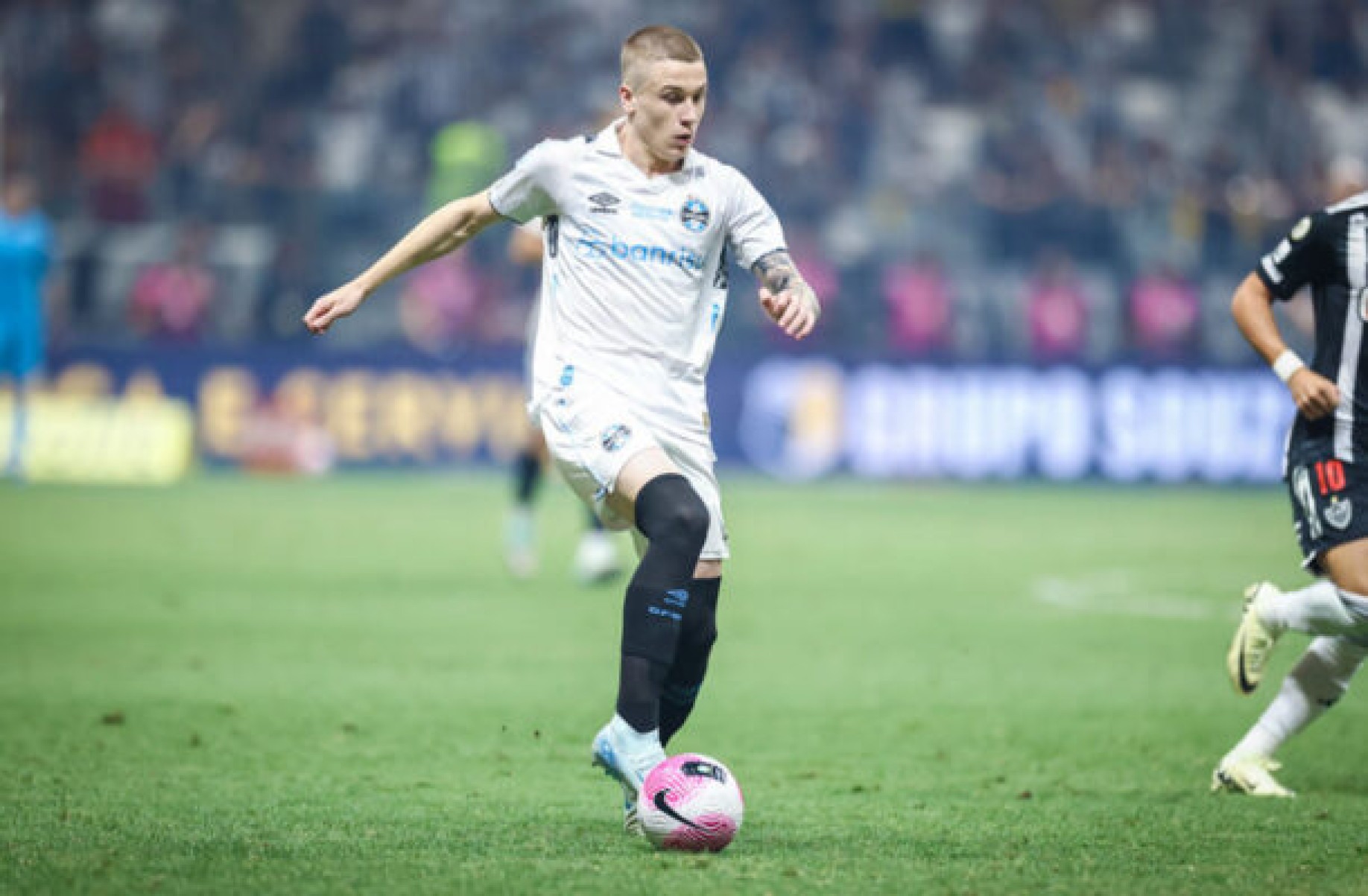 Rodrigo Ely se consolidou como titular do Grêmio, mas vai desfalcar equipe na reta final da temporada -  (crédito: Foto: Lucas Uebel / Grêmio)