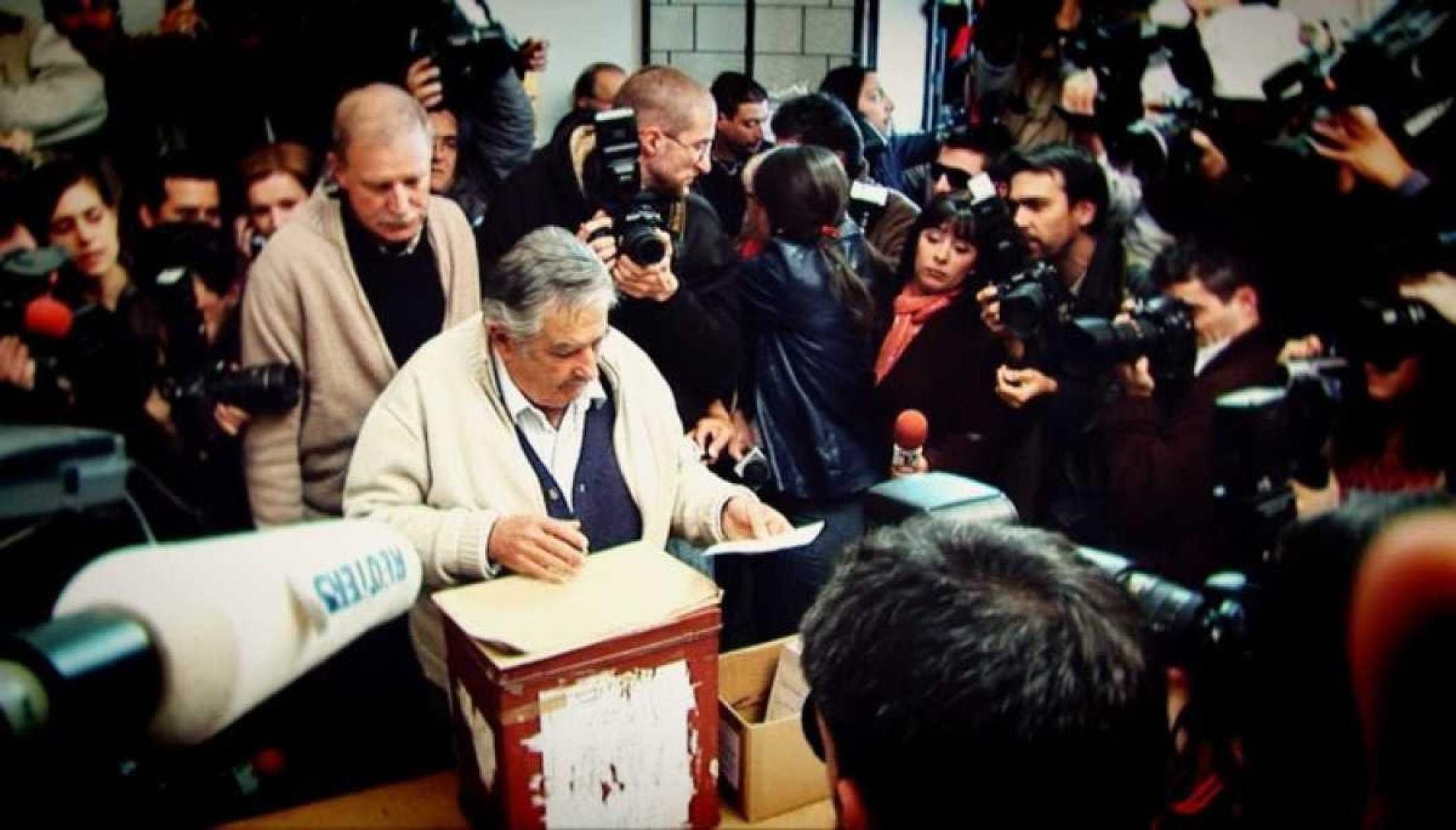 Após a última soltura, em 1985, devido à anistia decretada naquele ano, criou o Movimento de Participação Política (MPP) dentro da coalizão de esquerda Frente Ampla, pela qual foi eleito em 2009