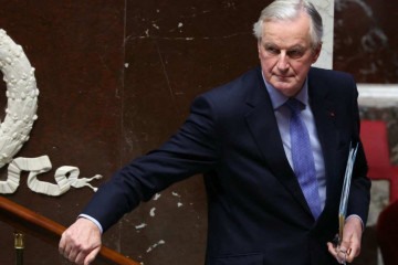 Barnier tentou aprovar o Orçamento de 2025 da França sem passar pelo parlamento, e logo em seguida foi alvo de uma moção 'sem-censura' para deixar o cargo -  (crédito: Alain JOCARD / AFP)