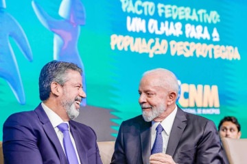 Presidente Lula e o presidente da Câmara dos Deputados, Arthur Lira, durante a abertura da XXV Marcha a Brasília em Defesa dos Municípios -  (crédito: Ricardo Stuckert/PR)