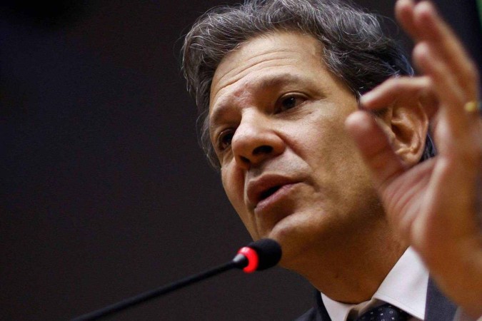 Os ministros Simone Tebet e Fernando Haddad com o presidente Lula; equipe econômica vem sendo pressionada a divulgar arcabouço fiscal há meses -  (crédito: Reuters)