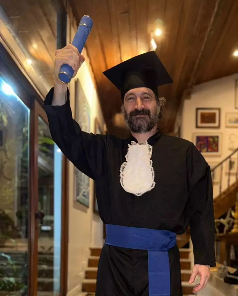 Em uma postagem nas redes sociais, Caco Ciocler compartilhou uma fotos com o diploma ao lado de amigos e familiares - (crédito: Instagram/Caco Ciocler ) Em uma postagem nas redes sociais, Caco Ciocler compartilhou uma fotos com o diploma ao lado de amigos e familiares - (crédito: Instagram/Caco Ciocler )