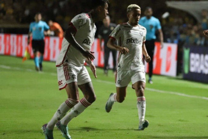 MATHEUS GONÇALVES - Teve um 1° tempo tenebroso. Disperso, muitos erros de passe e não conseguiu criar nenhuma situação de gol. Muito abaixo do que o esperado. NOTA 4.0 - Foto: Divulgação/Criciúma