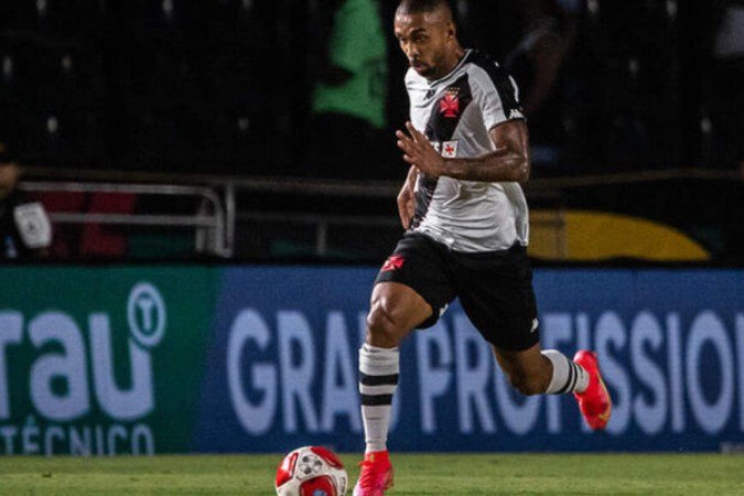 PAULO HENRIQUE - Exerceu a sua função pelo lado direito, recompondo bem na marcação e não dando espaços. NOTA: 6,0. Leandro Amorim/Vasco.