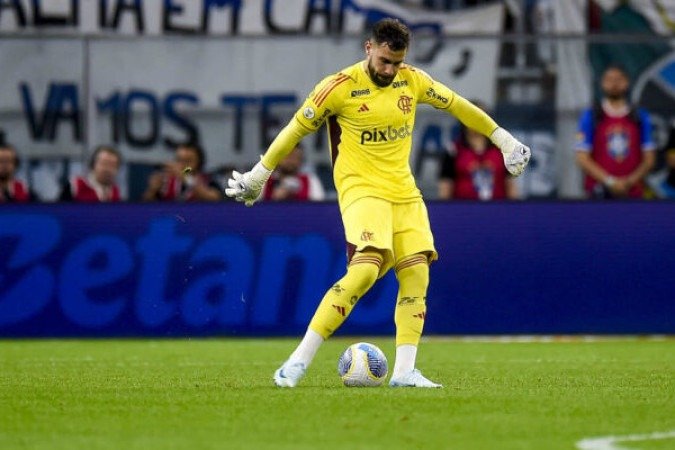 MATHEUS CUNHA - Na vaga de Rossi, o goleiro foi pouco explorado, mas foi seguro nas ocasiões em foi acionado. Fez duas boas defesas em chute de Bolasie. Foi correto nas saídas com os pés. NOTA 6.5 - Foto: Marcelo Cortes/CRF.
