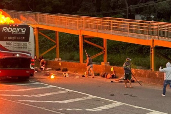 egistro do ataque da Mancha Verde contra torcedores do Cruzeiro -  (crédito: Foto: Reprodução /Twitter)