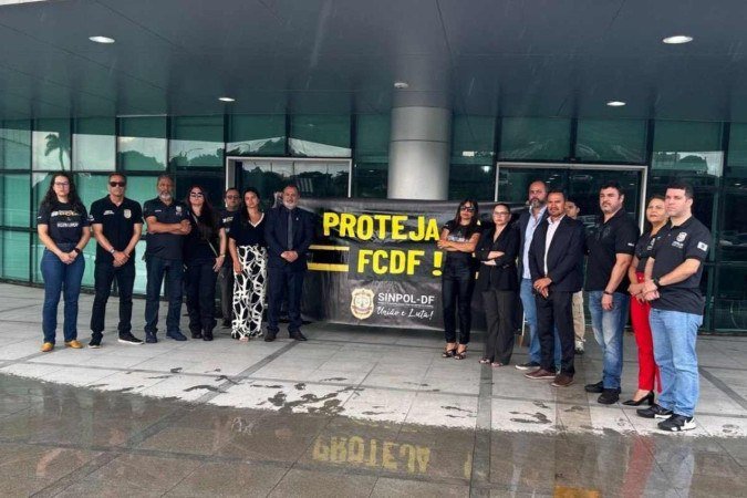 Sindicatos da categoria protestaram contra decisão do governo federal em querer mudar cálculo do FCDF - (crédito: Pablo Giovanni/CB/D.A Press) Sindicatos da categoria protestaram contra decisão do governo federal em querer mudar cálculo do FCDF - (crédito: Pablo Giovanni/CB/D.A Press)
