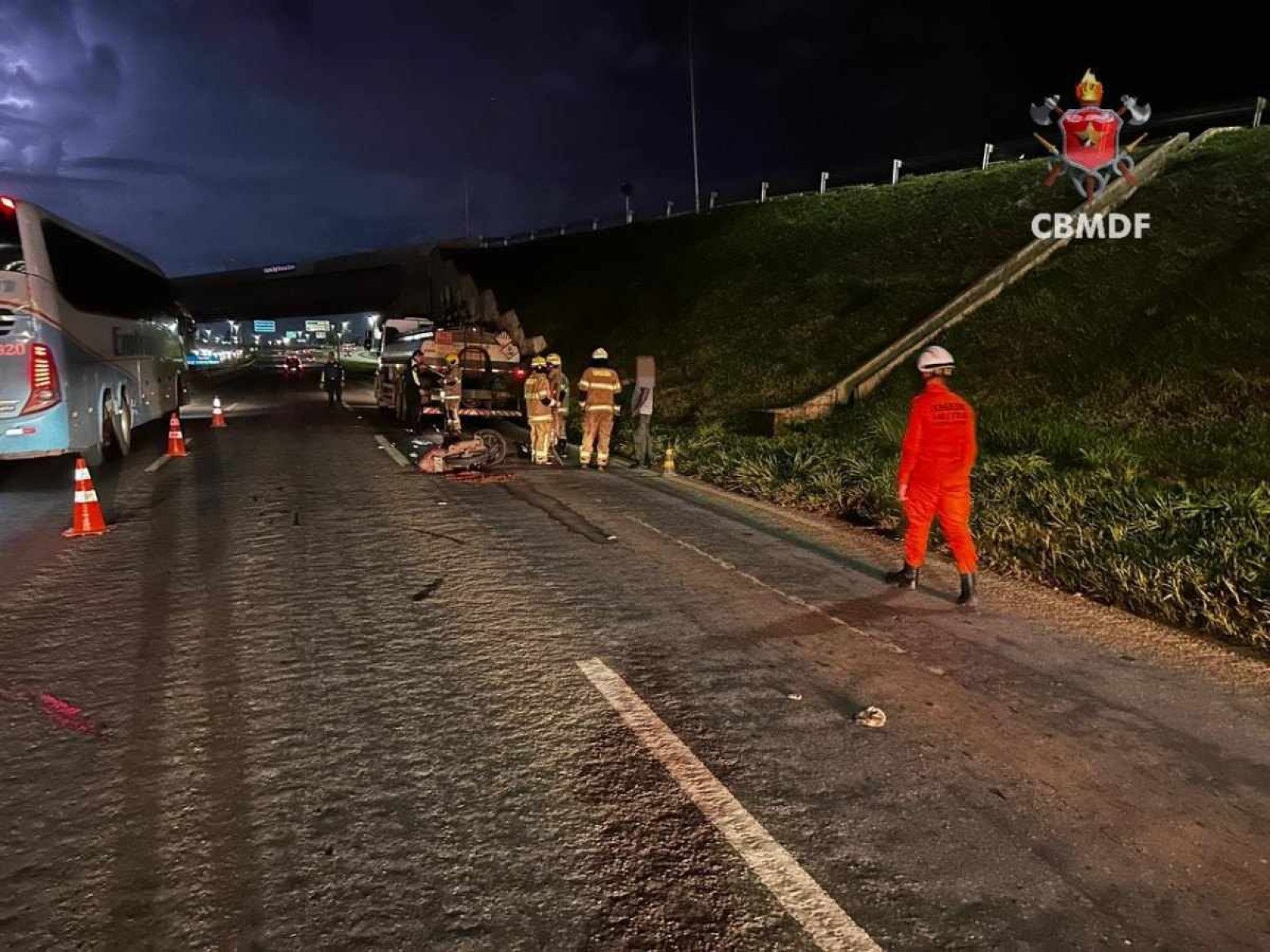 Motociclista bate em caminhão  na EPIA Norte e fica gravemente ferido