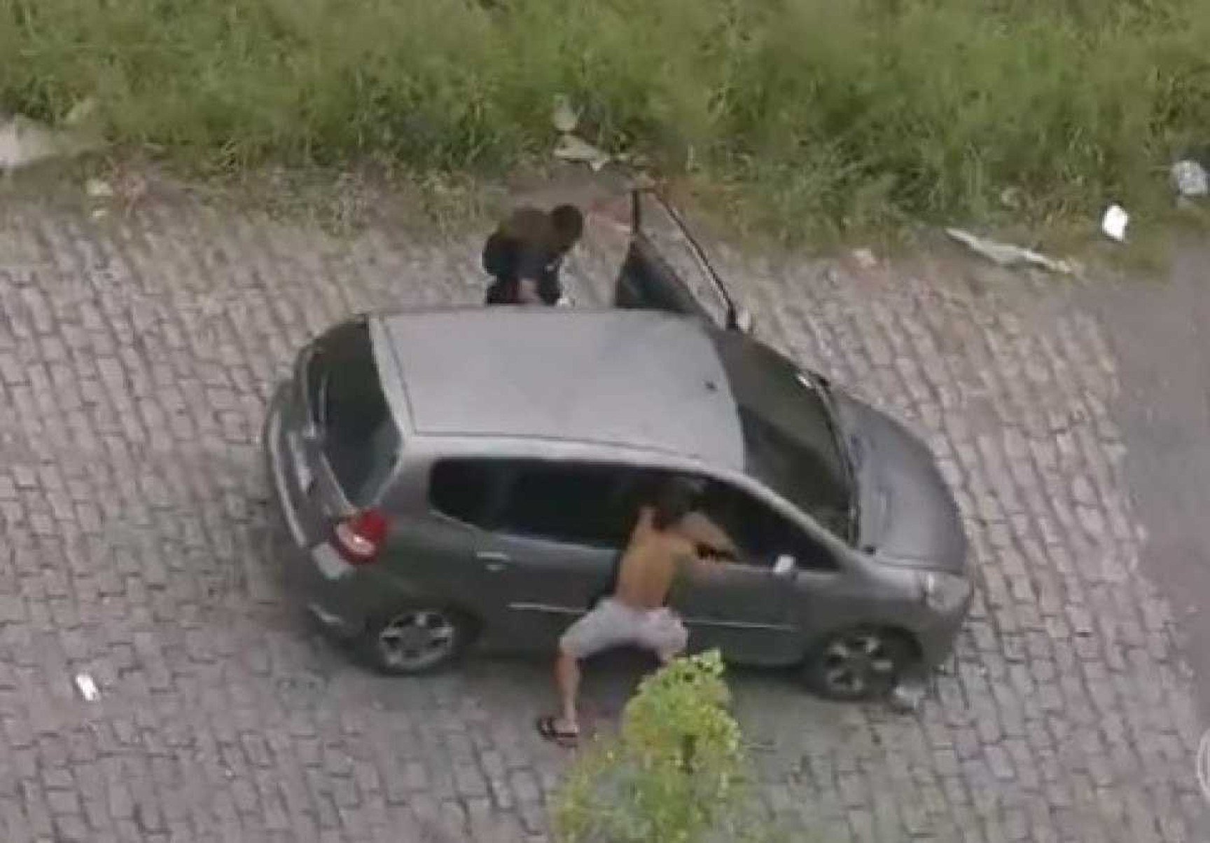 Criminosos matam PM de folga e empurram carro com o corpo ladeira abaixo