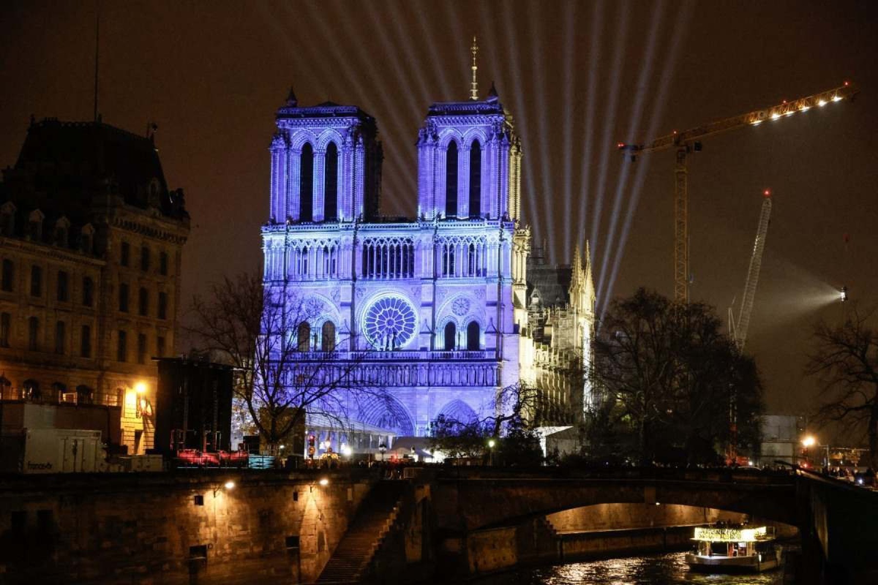 Projeção de vídeo na fachada da Catedral Notre-Dame, às vésperas de sua reabertura, após incêndio 