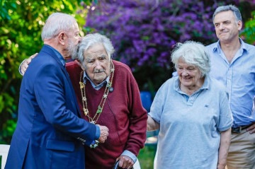 Em dezembro, Lula visitou Pepe Mujica no sítio dele e o condecorou com a Ordem Cruzeiro do Sul, maior honraria brasileira -  (crédito:  Ricardo Stuckert / Presidência da República)