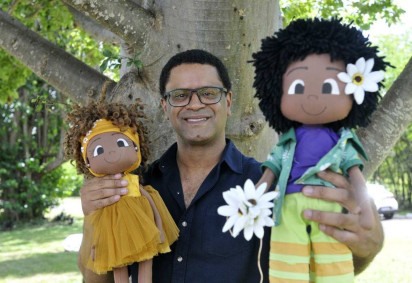 O professor André Lúcio Bento com os bonecos que simbolizam os personagens de seu primeiro livro infantil: Tâmara e Tamarindo -  (crédito: Minervino Júnior/CB/D.A.Press)