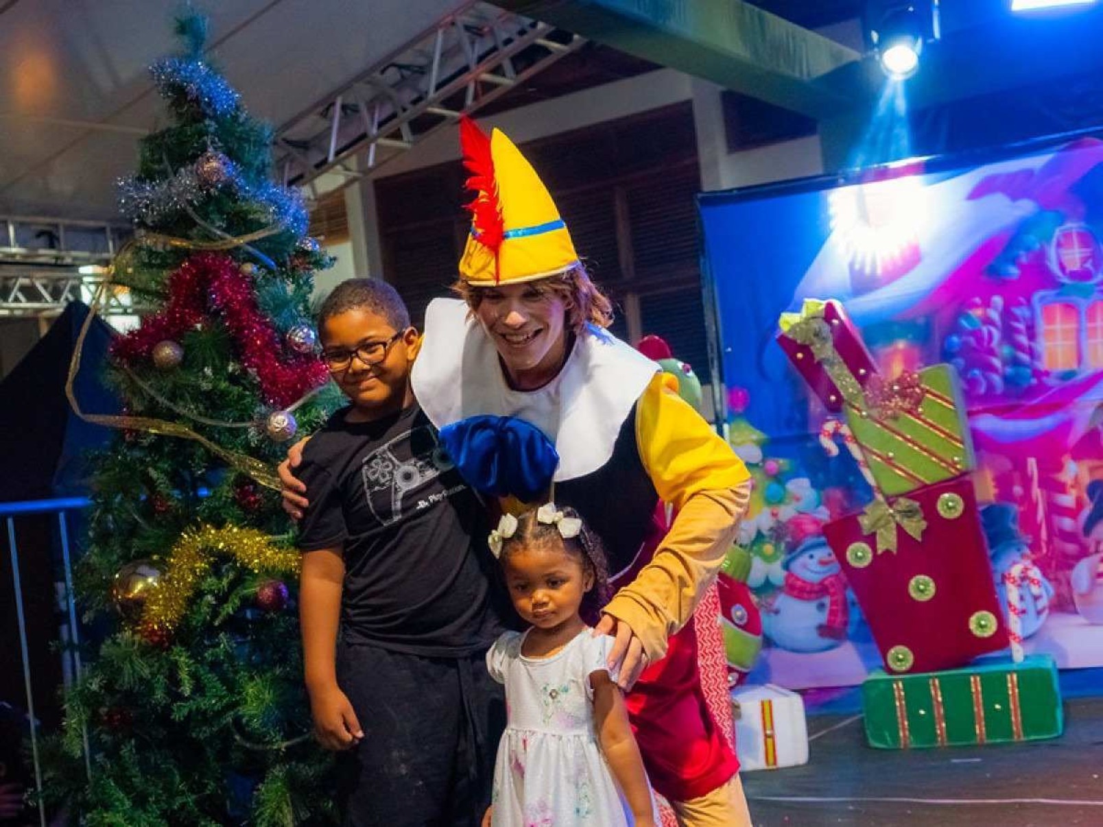 Família tirando foto na Vila de Natal