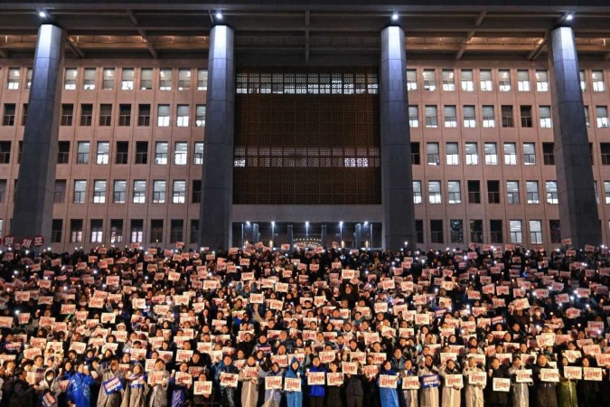 Manifestantes participam de vigília pela saída de Yook Suk Yeol -  (crédito: Jung Yeon-je/AFP)