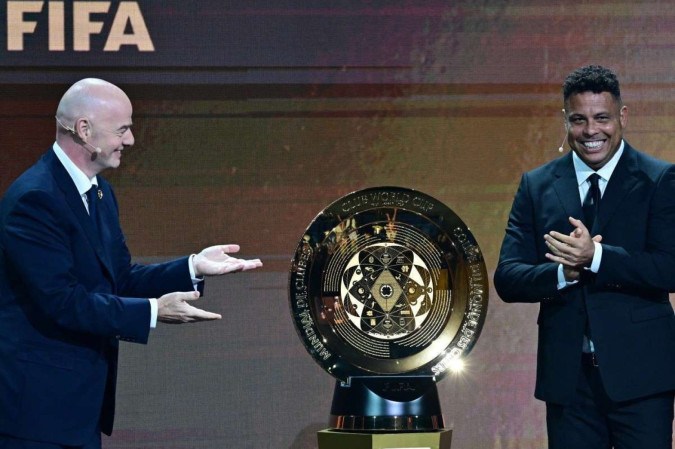 Gianni Infantino e Ronaldo Fenômeno apresentam a taça do Super Mundial de Clubes da Fifa durante a cerimônia realizada em Miami, na Flórida, Estados Unidos -  (crédito: Giorgio Viera/AFP)