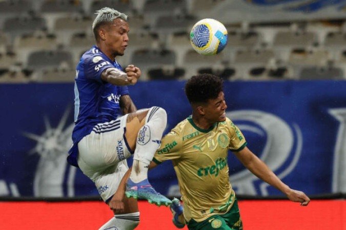 Disputa entre jogador do Palmeiras e Cruzeiro pela 37ª rodada do Brasileirão -  (crédito: Foto: Cesar Greco/Palmeiras)