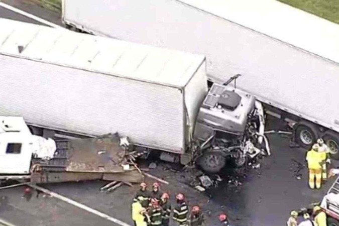 Quatro pessoas morreram em um engavetamento rodovia dos Bandeirantes, em Jundiaí (SP) -  (crédito: Reprodução Tv Globo/Bom dia SP)