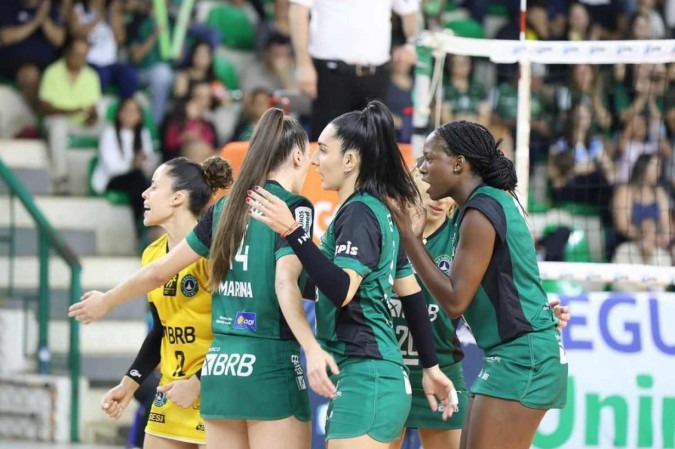 Jogadoras do Brasília Vôlei celebram o bom início, com quatro vitórias em oito jogos -  (crédito: Davidson Courlan/CBV)