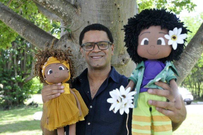O professor André Lúcio Bento com os bonecos que simbolizam os personagens de seu primeiro livro infantil: Tâmara e Tamarindo -  (crédito: Minervino Júnior/CB/D.A.Press)