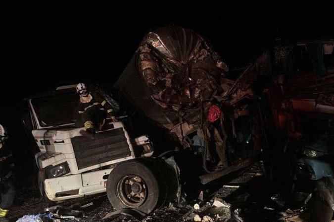 Imagens do acidente envolvendo dois ônibus e uma carreta na Bahia - (crédito: CBM/BA) Imagens do acidente envolvendo dois ônibus e uma carreta na Bahia - (crédito: CBM/BA)