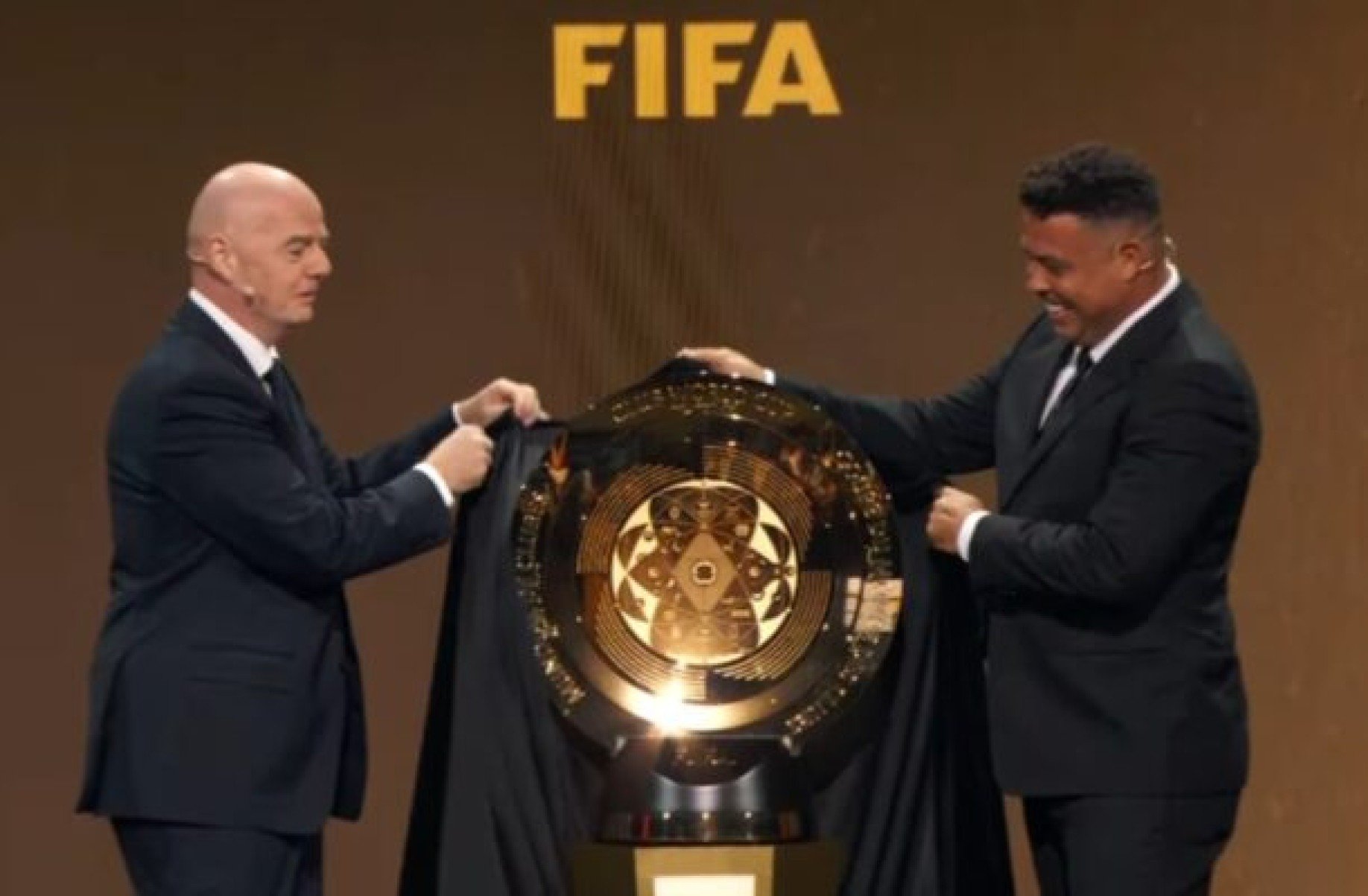 Ronaldo Fenômeno e Infantino mostram a taça que o campeão do Mundial levantará - (crédito: Foto: Reprodução / FIFA) Ronaldo Fenômeno e Infantino mostram a taça que o campeão do Mundial levantará - (crédito: Foto: Reprodução / FIFA)