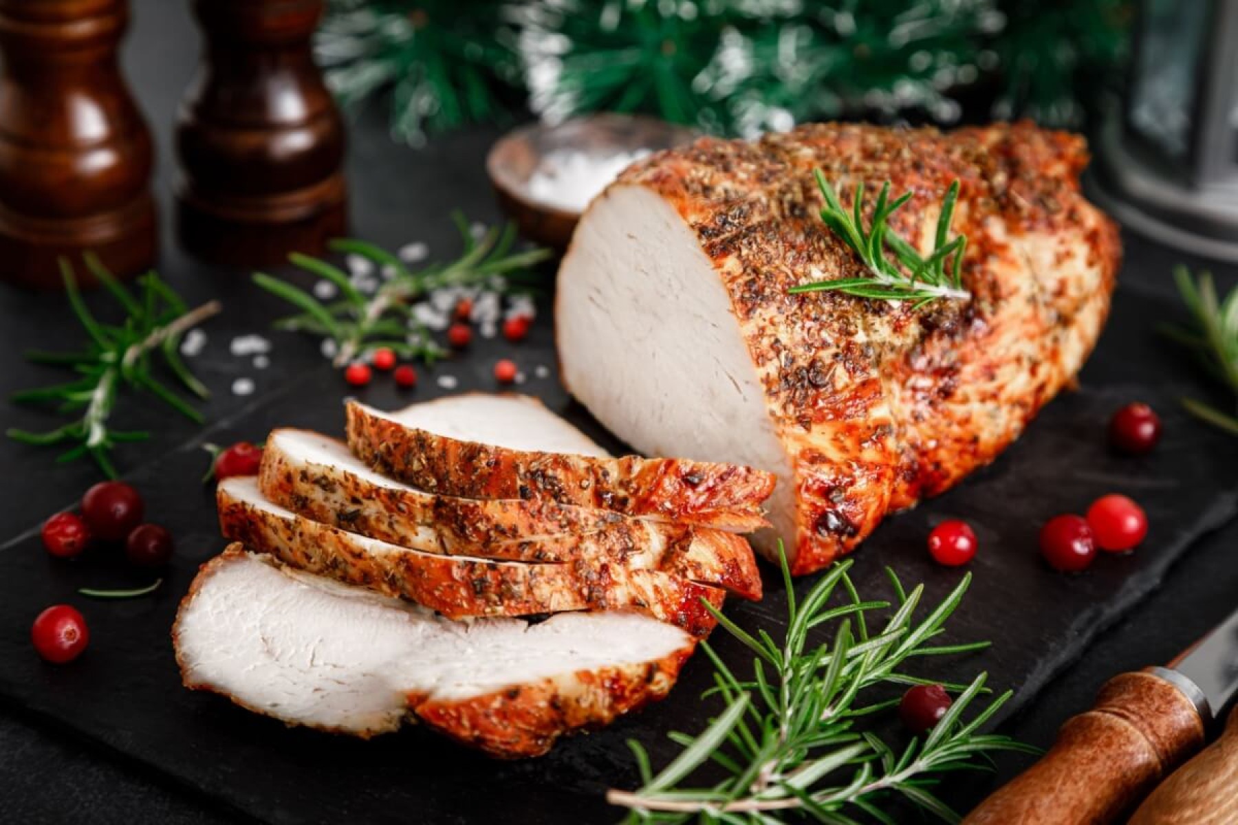 Pernil assado ao molho de ervas (Imagem: Jazzyxer | Shutterstock) -  (crédito: Edicase)