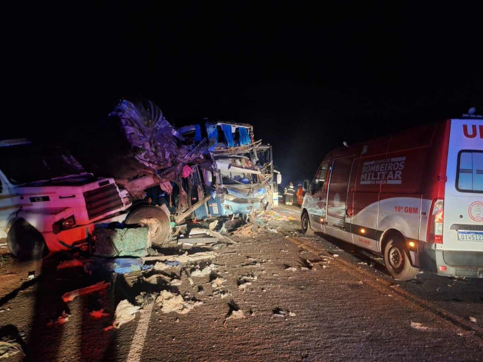 Imagens do acidente envolvendo dois ônibus e uma carreta na Bahia