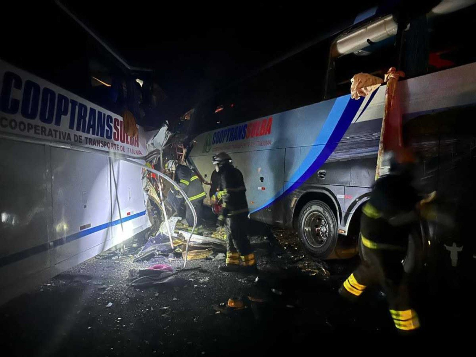 Imagens do acidente envolvendo dois ônibus e uma carreta na Bahia