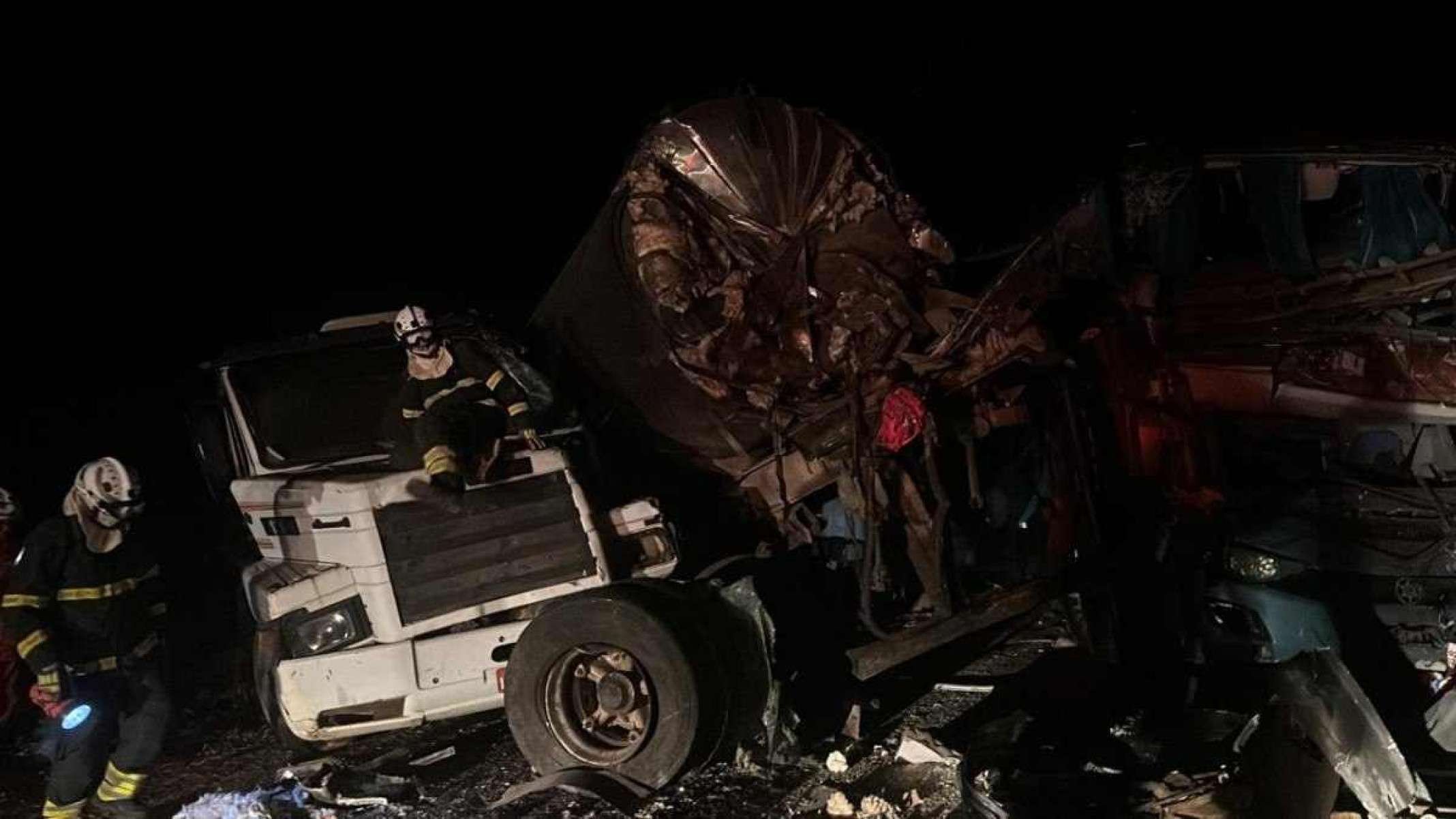 Acidente com dois ônibus e uma carreta mata cinco pessoas na Bahia